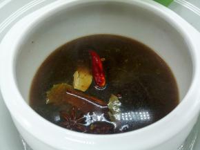 让香料在汤汁浸泡30分钟