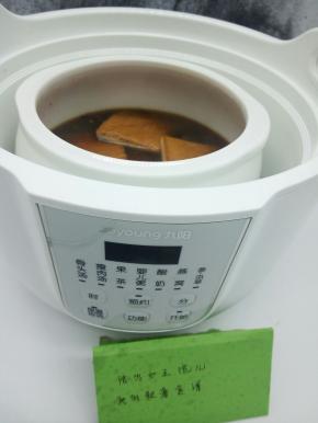 盖上盖子，开启炖粥或者骨头汤模式都可以，炖2小时，