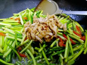 倒入牛肉丝，快速翻炒均匀出锅