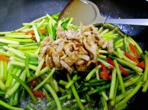 倒入牛肉丝，快速翻炒均匀出锅