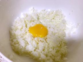 取鸡蛋黄一个加入米饭中