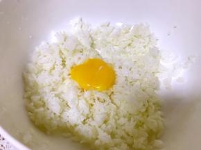 取鸡蛋黄一个加入米饭中