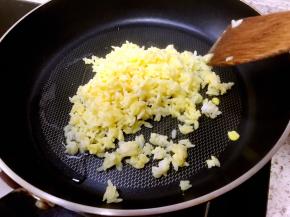 起油锅，放入米饭翻炒