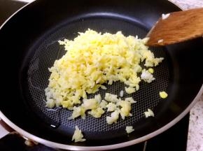 起油锅，放入米饭翻炒