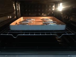 放入烤箱预热200度上下火烤10-15分钟，每家烤箱温度都在不一样，烤的过程最好看着，一点点上色就可以