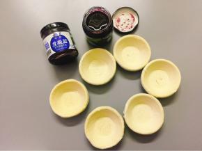 蛋挞皮提前从冰箱取出回温，不要太软，要不然不好包