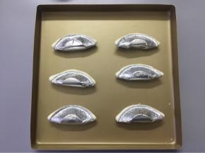 整齐摆放烤盘上