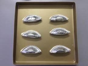 整齐摆放烤盘上