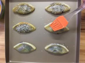 刷上蛋液，撒上白芝麻