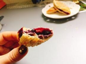 酥酥脆脆，一层层的，蓝莓味十足