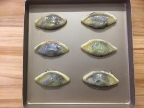 放凉一些，去掉蛋挞锡纸托