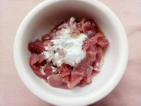 切好的瘦肉加入一勺玉米淀粉，盐和黑芝麻核桃油