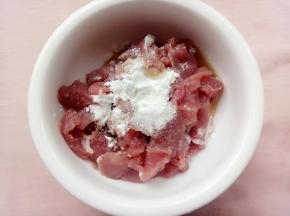 切好的瘦肉加入一勺玉米淀粉，盐和黑芝麻核桃油