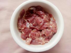 加入盐和酱油，油后搅拌均匀