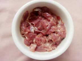 加入盐和酱油，油后搅拌均匀