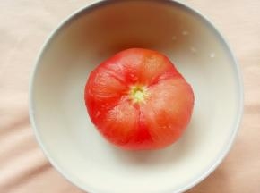烫好开水的番茄去皮