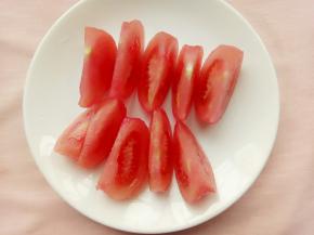 去皮好的番茄切小块