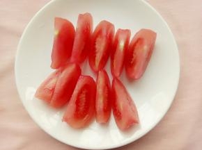 去皮好的番茄切小块