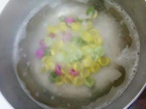 锅里水开放入海螺面煮