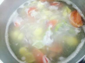 海螺面煮两分钟后放入番茄和肉片再煮一分钟