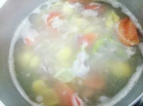 海螺面煮两分钟后放入番茄和肉片再煮一分钟