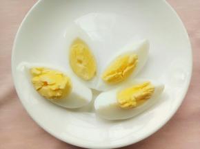 鸡蛋煮熟去壳切小块