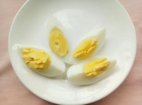 鸡蛋煮熟去壳切小块