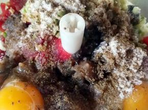 加入鸡蛋等所有的辅料（清水除外），料理机高速打发二分钟左右