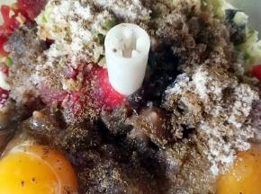 加入鸡蛋等所有的辅料（清水除外），料理机高速打发二分钟左右