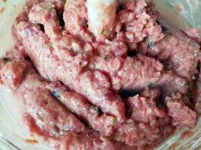 加入清水（小半碗），料理机低速打发一分钟左右（这样的馄饨做出来很嫩）