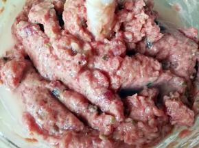 加入清水（小半碗），料理机低速打发一分钟左右（这样的馄饨做出来很嫩）