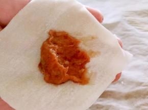取一张馄饨皮，放适量的馅料在上面
