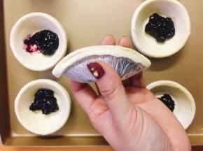 然后把蛋挞皮像包饺子一样包起来