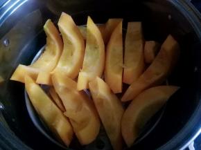 南瓜洗净切条，放蒸锅蒸熟