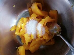 趁热放入二十克白糖搅匀