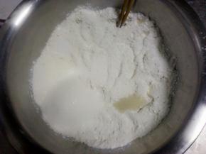 放入白糖，盐和发酵粉，分开放