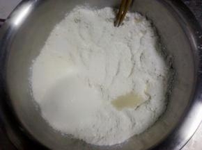 放入白糖，盐和发酵粉，分开放