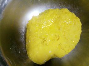 一点点的加入油揉，直到把油全部揉进面里