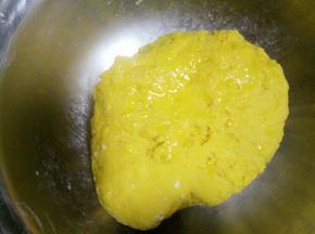 一点点的加入油揉，直到把油全部揉进面里