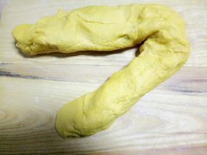 揉一会再摔出去面团已经有了延展性