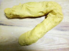 揉一会再摔出去面团已经有了延展性