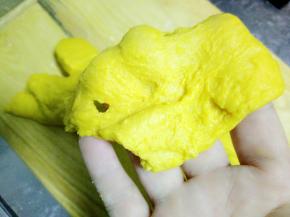 切一小块已经有点膜的样子，接着再继续刚才的动作