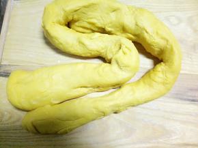 换到案板上了，这样能摔的使劲，一直到面团特别柔软延展性特别好