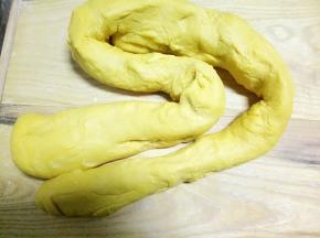 换到案板上了，这样能摔的使劲，一直到面团特别柔软延展性特别好