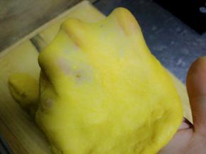 已经有手套膜的样子了，因为南瓜面团湿性比较大，完全薄膜不太容易，这样基本上就可以了