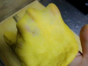 已经有手套膜的样子了，因为南瓜面团湿性比较大，完全薄膜不太容易，这样基本上就可以了