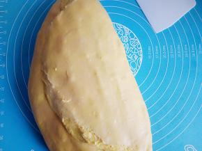 放在揉面垫上排气