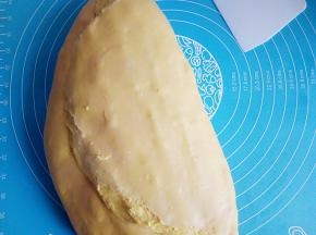 放在揉面垫上排气