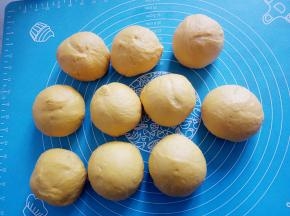 分割成小块揉匀，醒十分钟