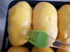 给上面刷入鸡蛋液，这时候烤箱预热165℃/10分钟